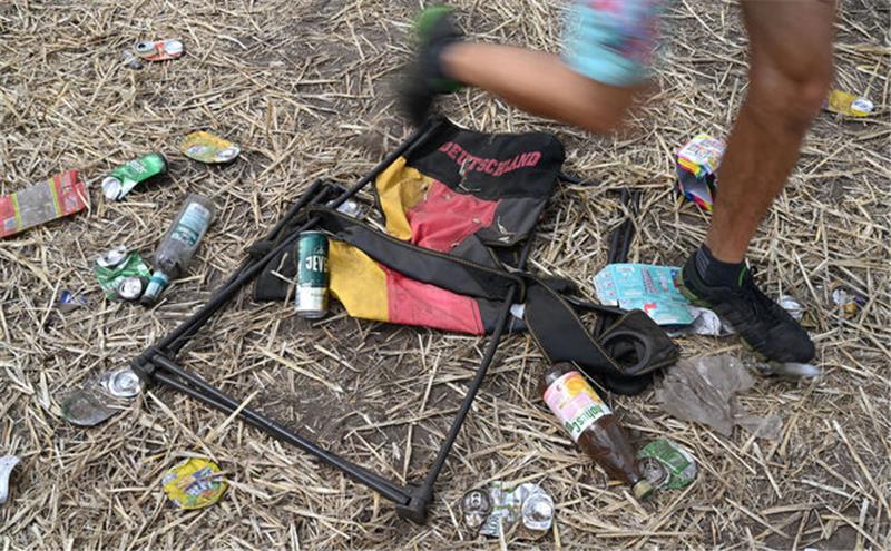Es ist eins der größten Festivals Deutschlands: Das Deichbrand 2023 in Zahlen Etwa 250 Tonnen Müll kommen pro Deichbrand-Festival zusammen. Darunter befinden sich nicht nur Campingstühle, sondern sogar Sofas und andere große Möbelstücke. Foto: Carmen Jaspersen/dpa