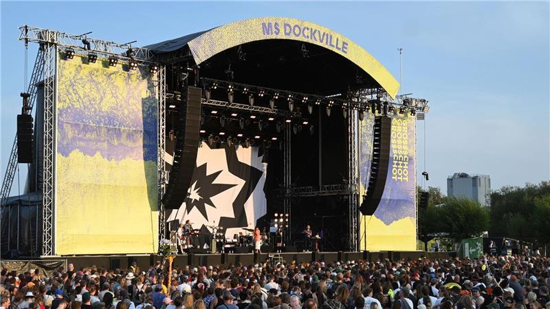 MS Dockville begeistert Fans bei sommerlichen Temperaturen Etwa 25.000 Menschen besuchten das MS Dockville am ersten Veranstaltungstag.