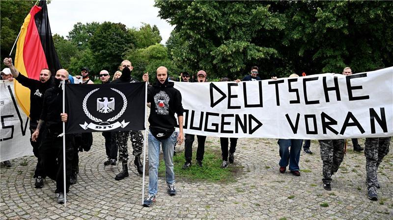 Etwa 30 bis 50 Personen beteiligten sich an einer rechten Gegendemonstration.