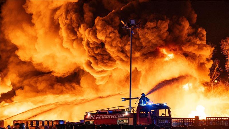 Etwa 300 Einsatzkräfte rückten wegen des Großbrands aus.