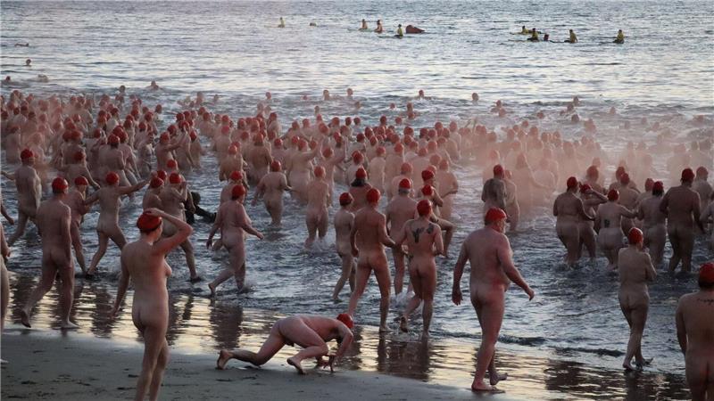 Etwa 3.000 Menschen stürzten sich splitterfasernackt in die Fluten.