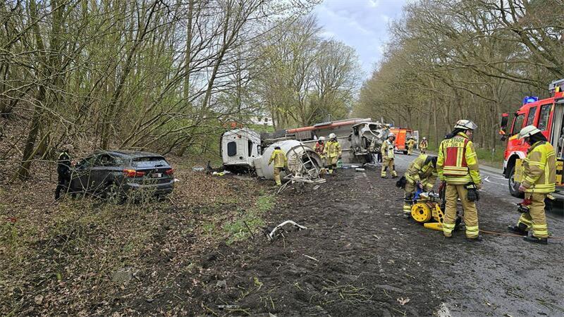 Etwa 40 Feuerwehrleute kümmern sich vor Ort um den Unfall.
