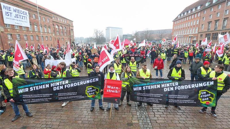 Rund 4.000 Menschen bei Warnstreiks im öffentlichen Dienst Etwa 4.000 Menschen aus dem öffentlichen Dienst beteiligten sich an dem Warnstreik.