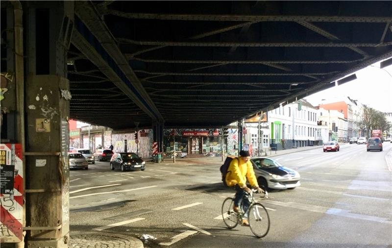 Etwa 50 000 Fahrzeuge unterqueren die Brücke täglich auf der Stresemannstraße (B 431) und der Max-Brauer-Allee. Foto: Lorenz