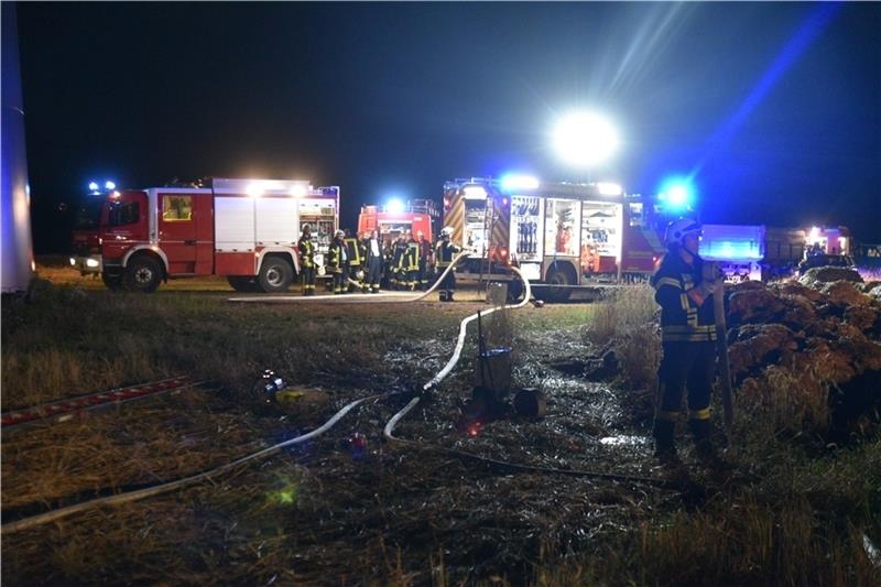 Helmste: Mähdrescher steht in Flammen Etwa 50 Feuerwehrleute sind im Einsatz. Foto: Beneke