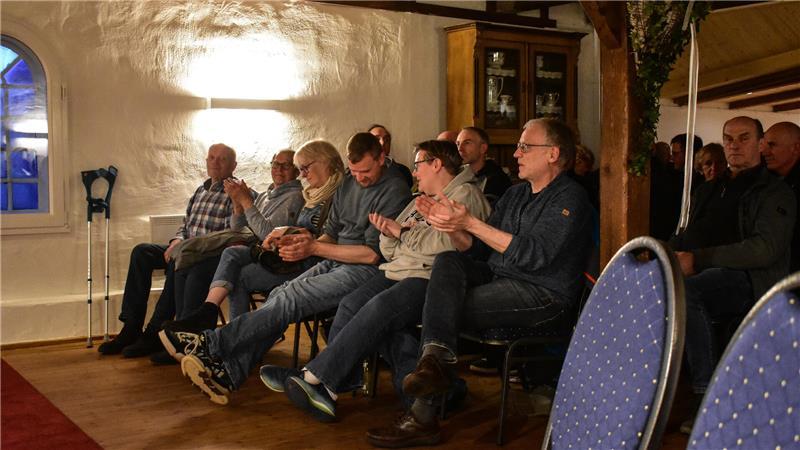 Etwa 50 Gäste lauschen dem niedersächsischen Umweltminister im Trauzimmer der Windmühle in Mulsum.