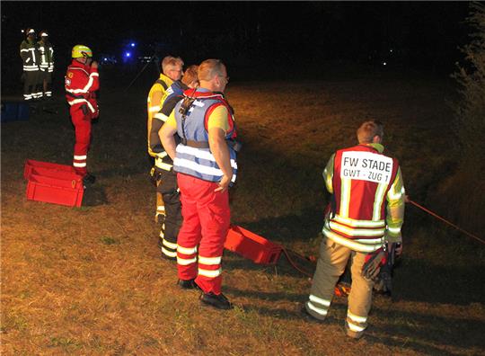 Etwa 50 Kräfte von Feuerwehr und DLRG beteiligten sich an einer Suchaktion an einem Wasserbecken in Stade. Foto: Feuerwehr
