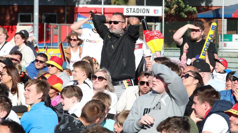 Etwa 500 Menschen verfolgen im Kehdinger Stadion das 2:0 der deutschen Nationalmannschaft gegen Ungarn.