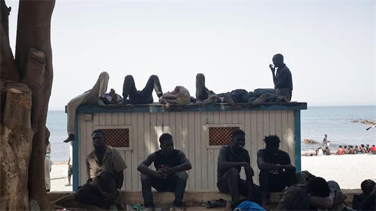 Etwa 50.000 Migranten schafften es in die spanische Exklave Ceuta, andere überlebten den Weg nicht. 