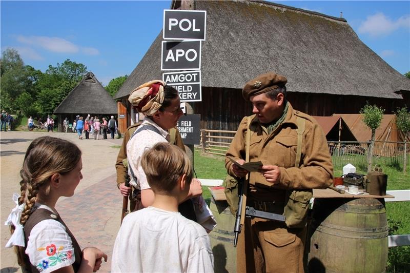 Nach Ende des Zweiten Weltkriegs: So lebten Geflüchtete und Besatzer Etwa 60 Darsteller veranschaulichen auf dem Museumsgelände das damalige Alltagsleben auf dem Dorf.