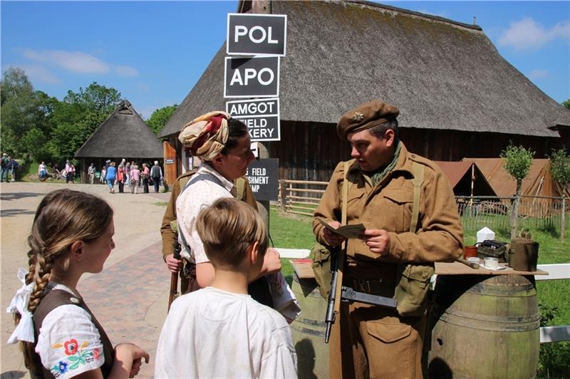 Etwa 60 Darsteller veranschaulichen auf dem Museumsgelände das damalige Alltagsleben auf dem Dorf.