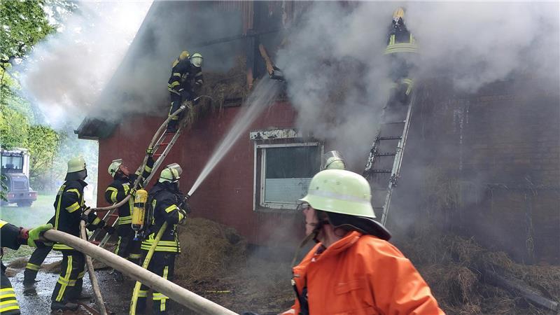 Großeinsatz in Gräpel: Brand in Bauernhaus verursacht 90.000 Euro Schaden Etwa 60 Feuerwehrleute waren im Einsatz.