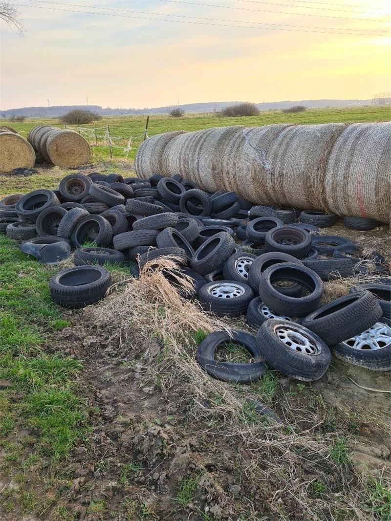 Etwa 70 Altreifen wurden an einem Heulager abgekippt. Foto: Polizeiinspektion Stade