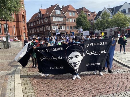 Etwa 70 überwiegend jugendliche Demonstranten zogen nach einer Kundgebung durch die Stader Innenstadt. Foto: Stephan