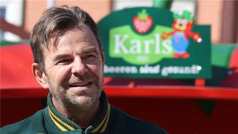 Etwa 7.000 Tonnen Erdbeeren will Karls Erdbeerhof diese Saison ernten, sagt Geschäftsführer Robert Dahl. (Archivbild)