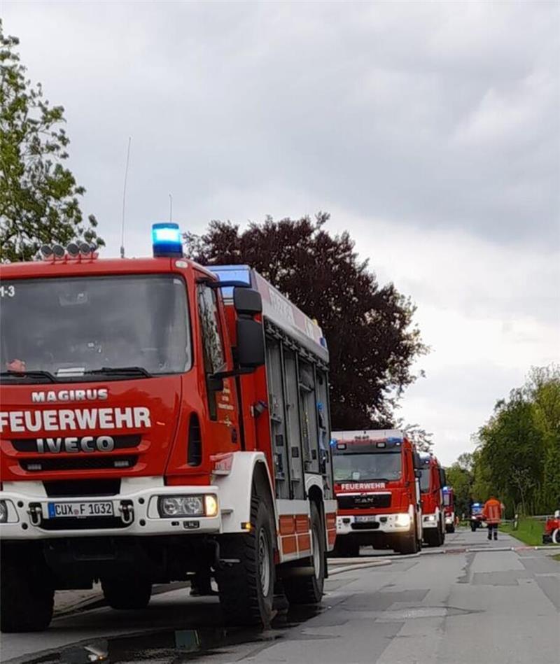Etwa 75 Einsatzkräfte waren bei dem Scheunen-Großbrand im Einsatz.