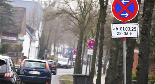 Etwa alle 50 Meter steht ein Verkehrsschild mit absolutem Halteverbot in der Hemmoorer Ortsdurchfahrt.