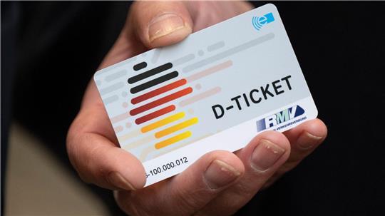 Etwa ein Sechstel der Bevölkerung in Schleswig-Holstein nutzt das Deutschlandticket. (Symbolbild)