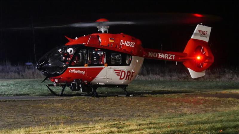 Verbrennungen: Rettungshubschrauber bringt Schwerverletzten in Klinik Etwa eine halbe Stunde nach der Erstversorgung wird der Patient zur weiteren Behandlung in ein Krankenhaus nach Hamburg-Boberg geflogen.