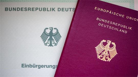 Etwa gleich viele Menschen wie letztes Jahr wurden in Schleswig-Holstein eingebürgert. (Symbolbild)