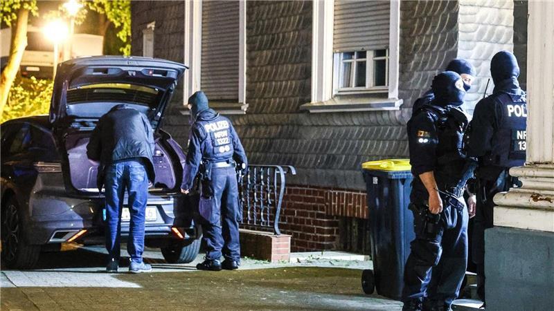 Etwa hier in Hagen waren vermummte und bewaffnete im Einsatz. 