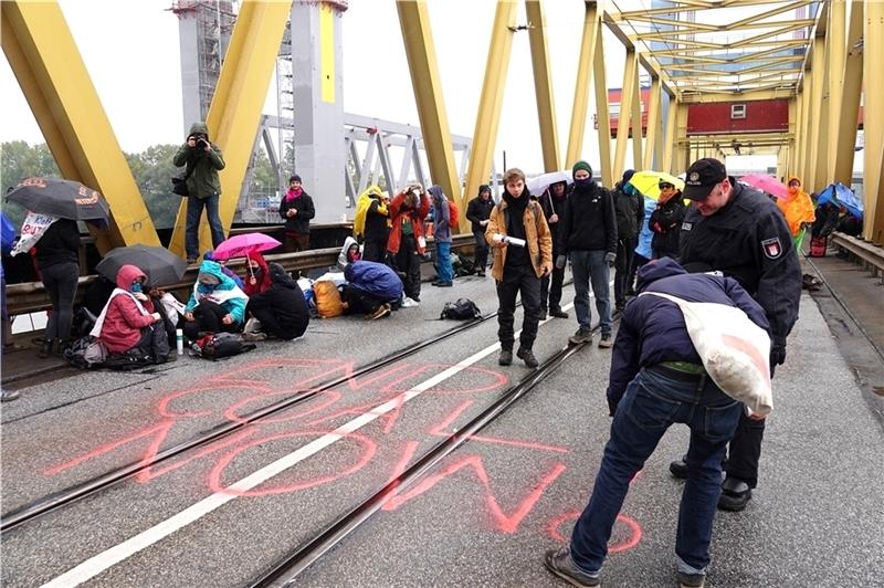 Etwa hundert Klimaaktivisten haben die Kattwykbrücke besetzt und für mehrere Stunden den Verkehr lahmgelegt. Foto: Tröndle/dpa