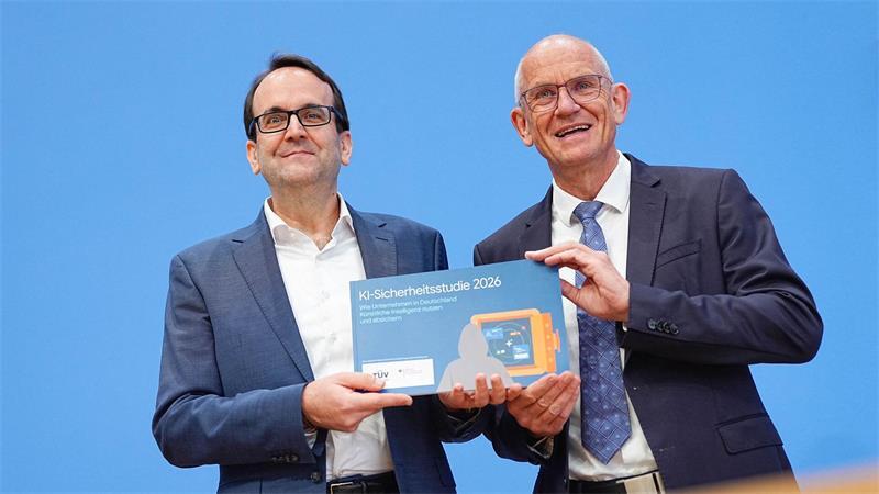 Etwa jedes zweite deutsche Unternehmen nutzt laut einer Forsa-Umfrage inzwischen Künstliche Intelligenz (KI).