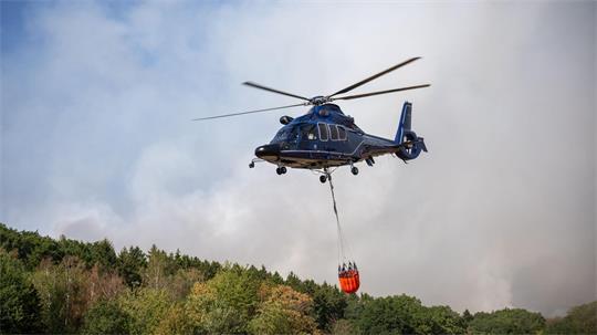 Etwa zehn Löschhubschrauber kommen bei der Brandbekämpfung im Hürtgenwald zum Einsatz.