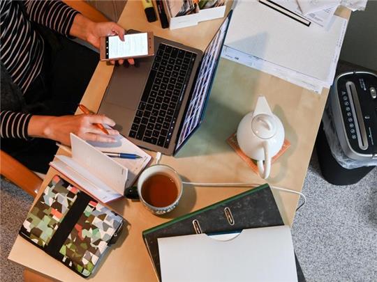 Etwa zwei Drittel der von psychischen Erkrankungen betroffenen Berufstätigen im Homeoffice sind den Angaben zufolge Frauen. Foto: Jens Kalaene/dpa-Zentralbild/dpa/Symbolbild