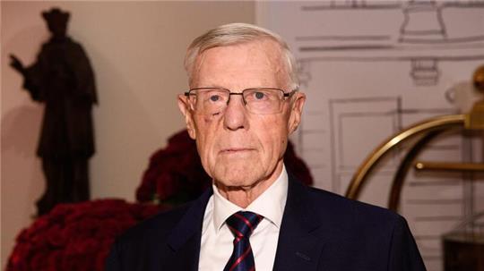 Eugen Block, Unternehmer, kommt zur „Faces Gala“ ins Hotel „Vier Jahreszeiten“.