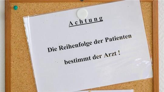 Eugen Brysch, Vorstand der Deutschen Stiftung Patientenschutz, fordert, „Qualität und Erreichbarkeit der Praxen endlich extern zu überprüfen“.