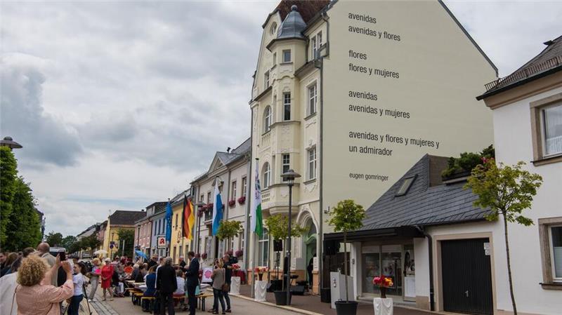 Eugen Gomringer: 100 Exponate zum 100. Geburtstag Eugen Gomringers Gedicht „avenidas“ ist an einer Rehauser Hausfassade zu lesen. (Archivbild)
