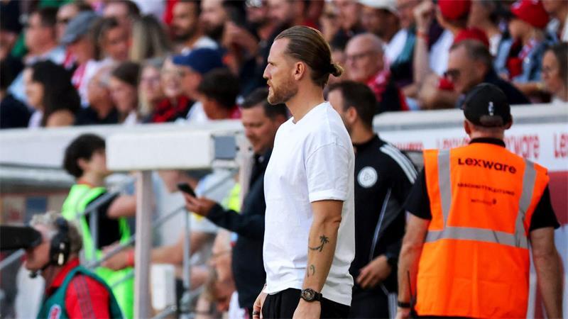 Offiziell: Gladbach trennt sich von Trainer Polanski Eugen Polanski sah in Freiburg ein ganz schwaches Spiel seines Teams.