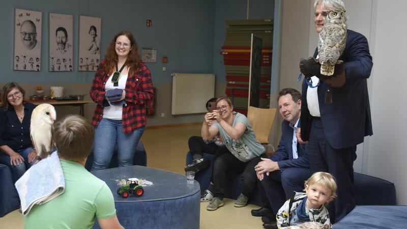 Eulen zum Anfassen: Falknerin Sandra Becker erklärt Dow-Werkleiter Dr. Neldes Hovestad und den Schülern der Kalle-Gerloff-Schule, welche Wirkung ihre Eulen auf Menschen haben.