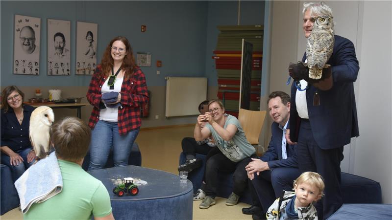 Eulen zum Anfassen: Falknerin Sandra Becker erklärte Dow-Werkleiter Dr. Neldes Hovestad (rechts) und den Schülern der Kalle-Gerloff-Schule in Buxtehude, welche Wirkung ihre Tiere auf Menschen haben.