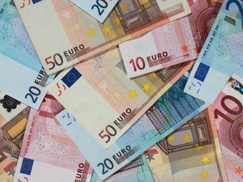Euro-Banknoten. Foto: Jens Wolf/dpa-Zentralbild/dpa/Symbolbild
