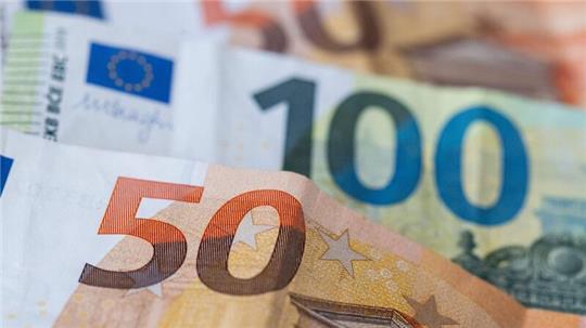 Euro-Banknoten liegen auf einem Tisch.