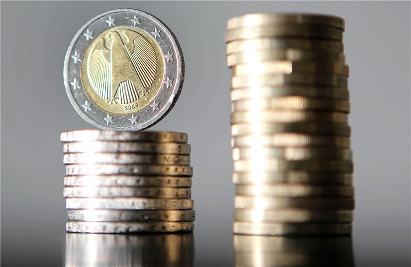 Euro-Münzen sind gestapelt. Foto: Oliver Berg/dpa