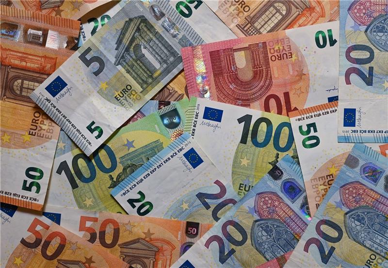 Stiftung schüttet Geld aus: Dieser Verein profitiert am meisten Eurobanknoten liegen auf einem Tisch.