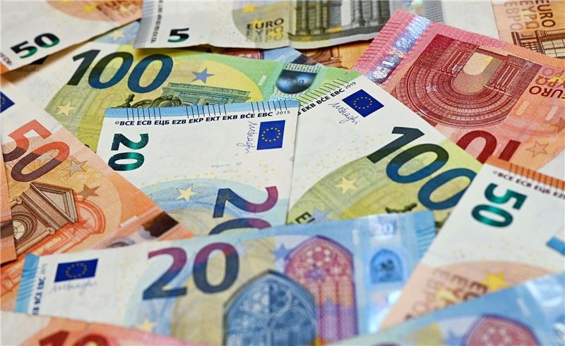 Eurobanknoten liegen auf einem Tisch.