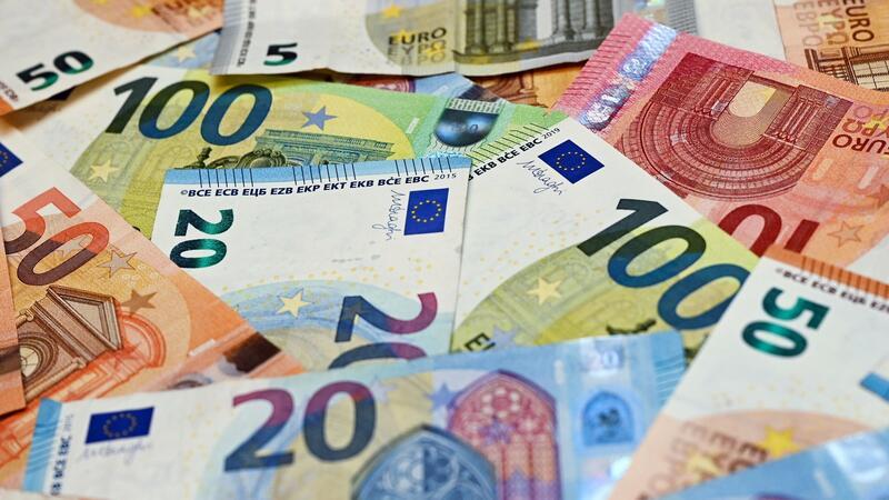 Nichtkürzung von Mitteln für Minderheiten: SSW erleichtert Eurobanknoten liegen auf einem Tisch.