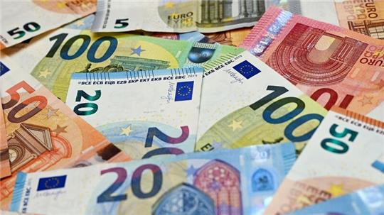 Eurobanknoten liegen auf einem Tisch.