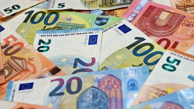 2,4 Millionen Euro für Versorgung von Wohnungslosen Eurobanknoten liegen auf einem Tisch.