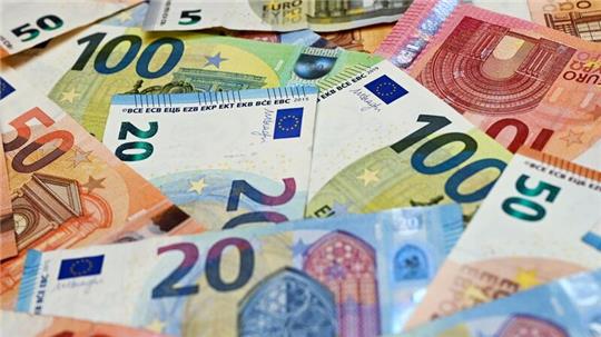 Eurobanknoten liegen auf einem Tisch.