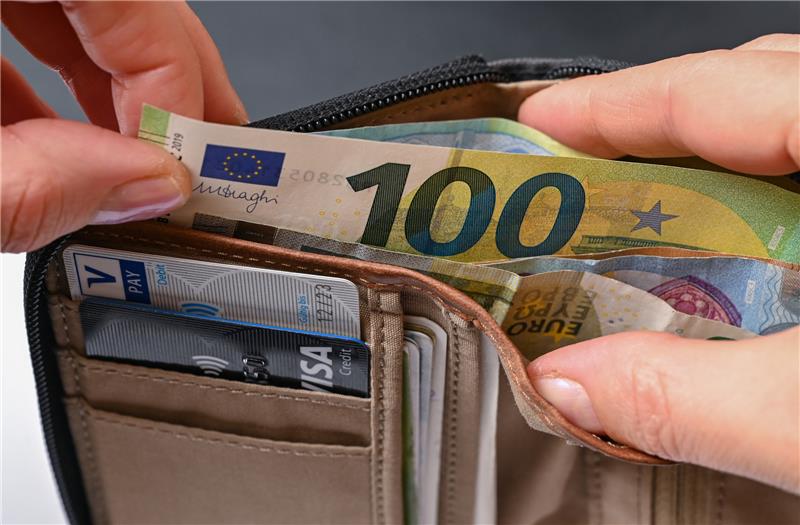 Eurobanknoten stecken in einer Geldbörse. Foto: Patrick Pleul/dpa-Zentralbild/dpa
