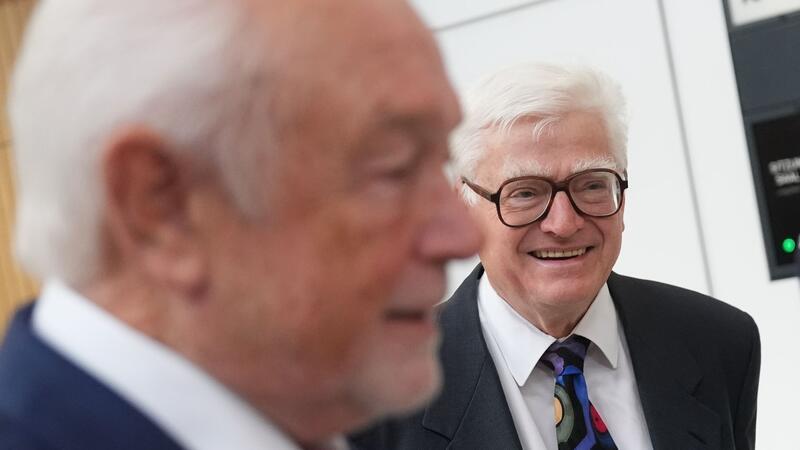 „Euroimmun“-Gründer Winfried Stöcker (r) steht neben seinem Rechtsanwalt Wolfgang Kubicki.