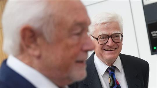 „Euroimmun“-Gründer Winfried Stöcker (r) steht neben seinem Rechtsanwalt Wolfgang Kubicki.