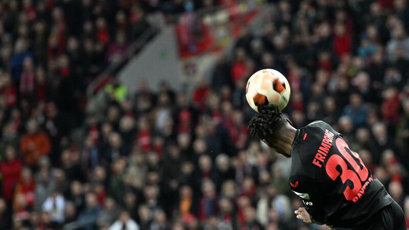 Bilder des Tages Europa League: Leverkusens Jeremie Frimpong köpft den Ball im Achtelfinale gegen FK Karabach Agdam.