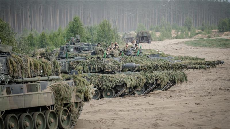 Kiew will von Nato stärkeren Druck auf Moskau Europa rüstet nach Einschätzung der britischen Denkfabrik Rusi immer noch langsamer auf als Russland. (Archivbild)