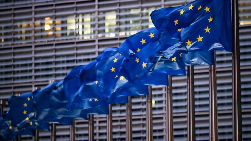 Viele 16- und 17-Jährige dürfen erstmals Kreuz machen Europaflaggen wehen vor dem Sitz der EU-Kommission.